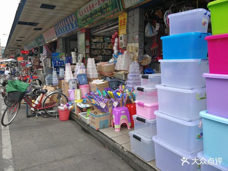 在选择日用百货店的门头设计时，如何既吸引顾客又展示出店面的独特风格？让我们通过对比几种常见的门头设计来寻找答案。